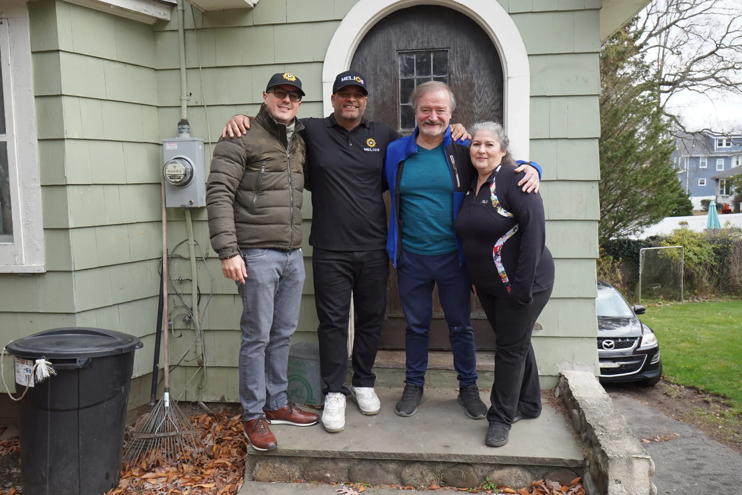 Helios Buys NJ con clientes después de comprar una casa en New Jersey