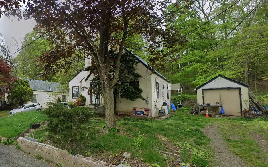 31 St Moritz Place in Wayne NJ before Helios Buys NJ bought the house as-is