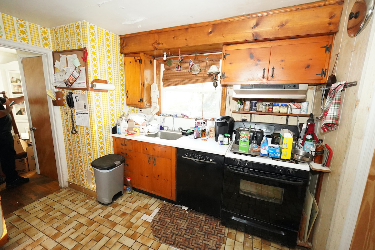 Outdated kitchen in a Bergen County NJ house before renovation by Helios Buys NJ